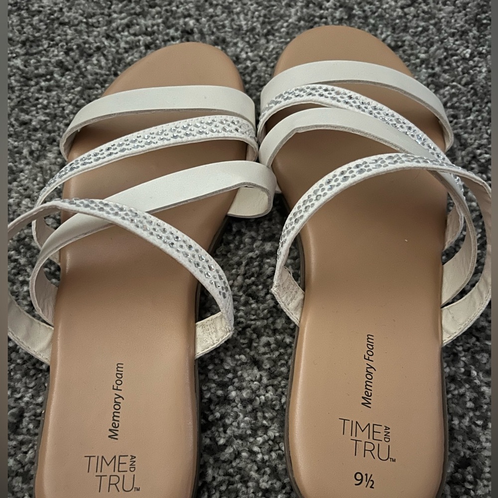 NEW women’s 9.5 cream colored sandal